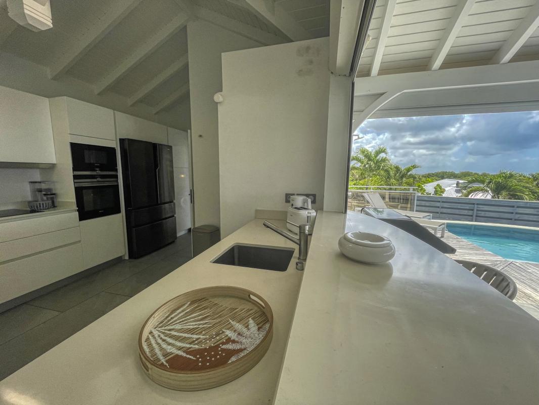 10.Location villa piscine vue mer Sainte Anne Guadeloupe_Cuisine vue mer